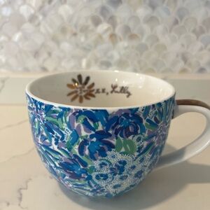 Lilly Pulitzer “ Lion Around pattern” lovely blue & violet floral 12 OZ tea mug
